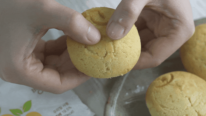 손으로 쿠키를 나누는 모습