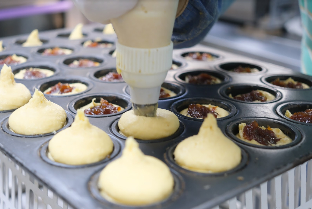 반죽을 틀에 채우는 모습